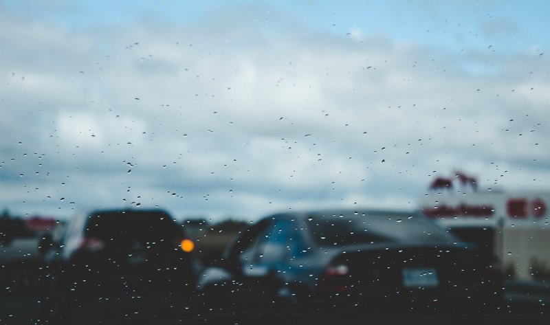 下着雨开车回家朋友圈文案，形容喜欢下雨的句子