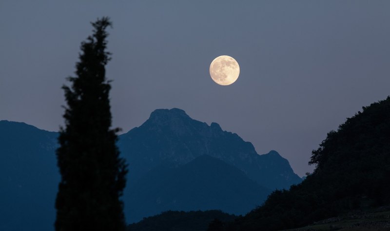 适合一个人夜晚开车伤心的句子，喜欢黑夜的句子伤感