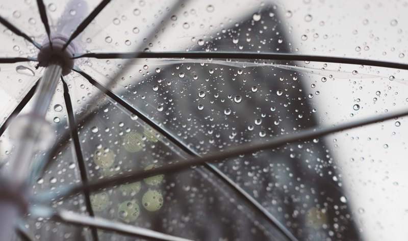 下雨天表达心情幽默的句子有哪些，下雨了心情不好的句子