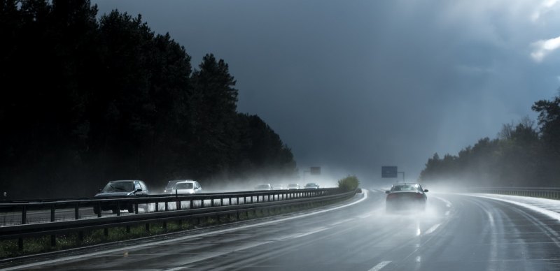 刮风心情好和心情不好的句子_下着雨开车回家朋友圈文案