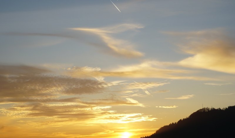 黄昏的月亮的唯美句子，我喜欢傍晚的夕阳句子