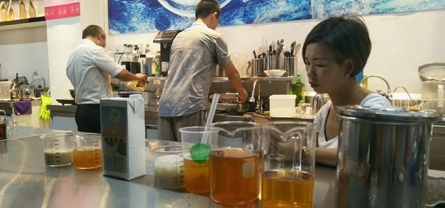 在小县城开什么加盟店好_想开一家奶茶店，有没有奶茶好喝、加盟费低的牌子啊