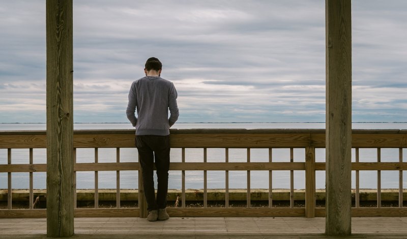 一个男人对女人的感情又爱又恨又悲伤又内疚又哭这是什么样的男人_由爱生恨最精辟的句子