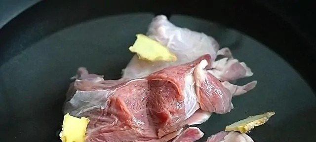 羊肉酸菜砂锅做法_酸菜炖虾正宗做法