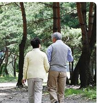 家里老人长时间失眠该怎样去治疗呢，老年失眠怎么办