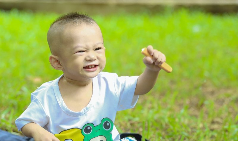 我小孩4岁，一直咳嗽，感觉喉咙有痰，这个该咋办呢